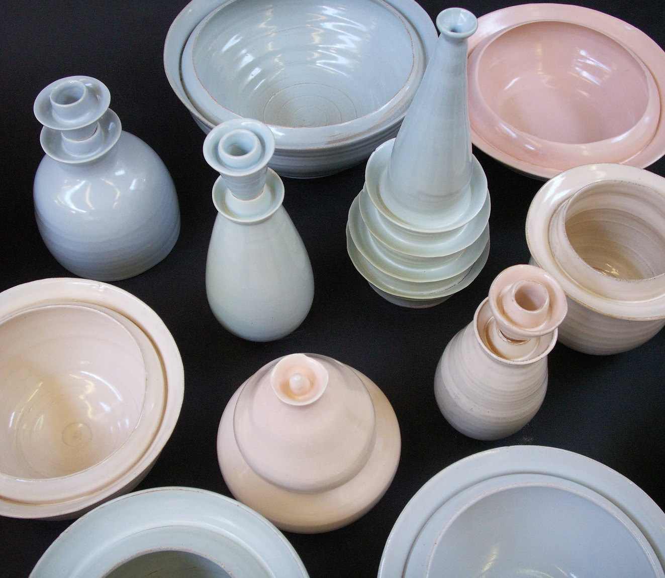 Various double rimmed pots